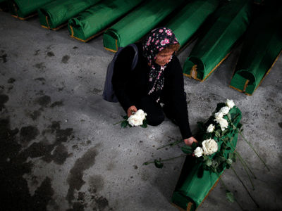 Σαράγεβο: Οι κάτοικοι απέτισαν φόρο τιμής για τα θύματα της γενοκτονίας της Σρεμπρένιτσα