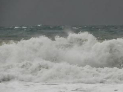 «Κολοσσιαία» κύματα «πνίγουν» τη Βρετανία