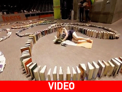 Το μεγαλύτερο ντόμινο με βιβλία στον κόσμο!