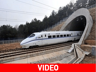 Το τρένο που δεν σταματάει ποτέ! Παίρνει τους επιβάτες εν κινήσει!