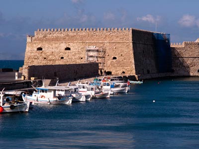 Έπεσε από τα τείχη του Ηρακλείου