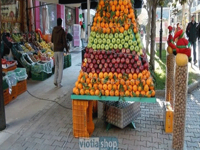 Χριστουγεννιάτικο δέντρο από φρούτα στη Θήβα