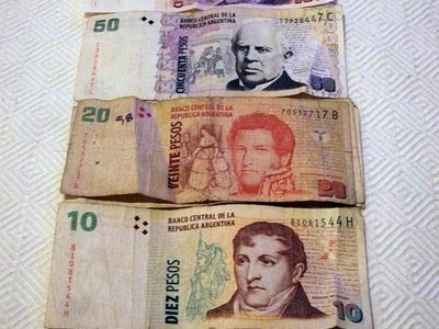 Σε ελεύθερη πτώση το πέσο