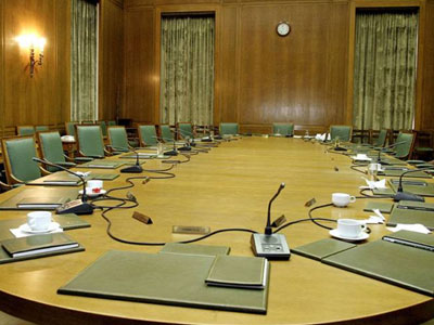 Aνασχηματισμός με γκρίνιες και διχόνοιες Aνασχηματισμός με γκρίνιες και διχόνοιες