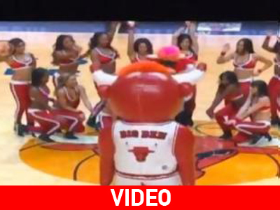 Απίθανη πρόταση γάμου σε τσιρλίντερ των Μπουλς