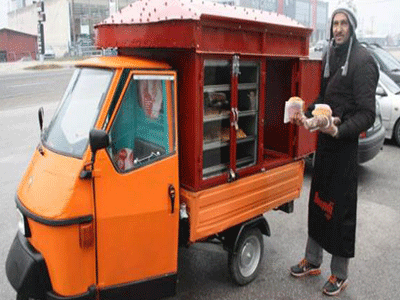 Ένα τυροπιτάδικο σε…τρεις ρόδες