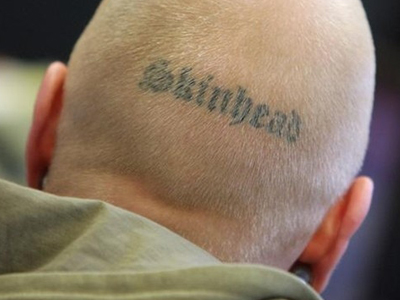 Νεοναζί παριστάνουν τους δημοσιογράφους σε πορείες