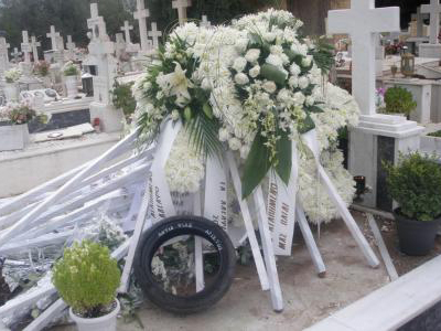 Έβαλε φωτιά στον τάφο λίγα λεπτά μετά την κηδεία