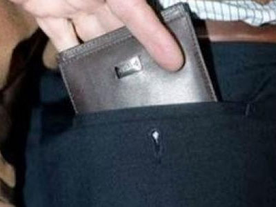 Παρίστανε ότι πωλούσε εικόνες και έκλεβε πορτοφόλια