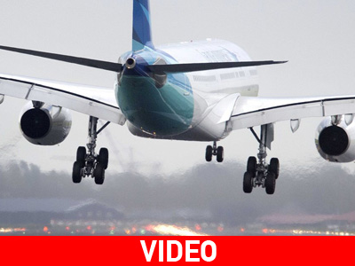 Αεροπλάνο δίνει μάχη με τους ισχυρούς άνεμους