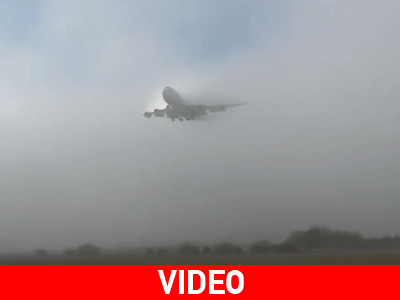 Ένα Boeing 787 μέσα στην ομίχλη