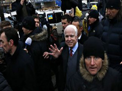 Τζον Μακέιν σε Ουκρανούς: «Η Αμερική είναι μαζί σας»