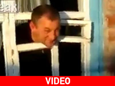 Σφήνωσε με το… κεφάλι του σε παράθυρο