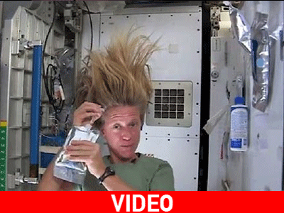 Πώς να λούσετε τα μαλλιά σας στο διάστημα!