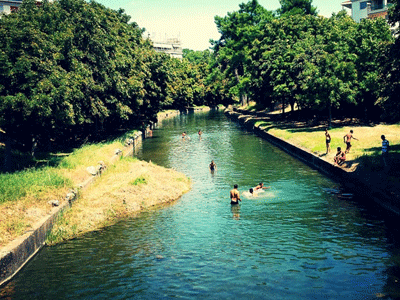 Έκαναν πλαζ το ποτάμι στα Τρίκαλα