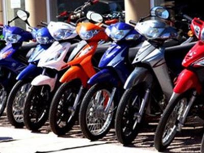 Έκλεβαν βενζίνη από μηχανάκια