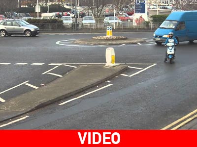 Οδηγός scooter με πολλά νεύρα Οδηγός scooter με πολλά νεύρα