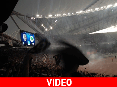 Γυμνοί οι οπαδοί του ΠΑΟΚ αποθεώνουν την ομάδα τους Γυμνοί οι οπαδοί του ΠΑΟΚ αποθεώνουν την ομάδα τους