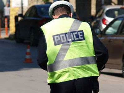 «Αφηνιασμένος» οδηγός παρέσυρε δυο αστυνομικούς την ώρα που του έβγαζαν τις πινακίδες