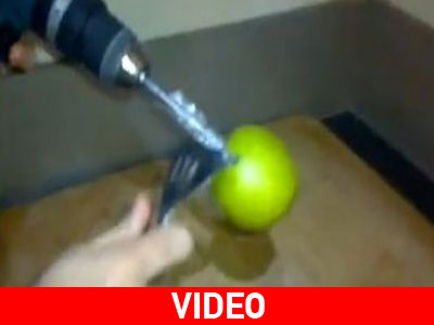 Έτσι καθαρίζει μήλα ο… μάστορας