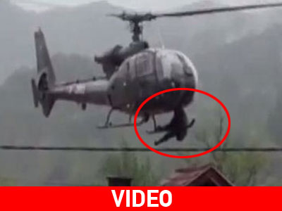 Βοσνία: Άνδρας σκαρφάλωσε στο ελικόπτερο για να σωθεί από τα νερά!