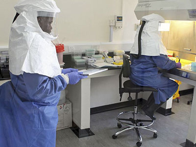 Πλήθος επιτέθηκε σε κέντρο θεραπείας στη Γουινέα