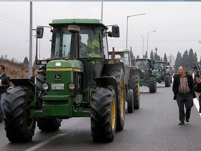 Κατέβασαν τα τρακτέρ τους στον δρόμο οι αγρότες της Ν. Αγχιάλου Βόλου