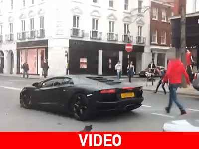 Η στιγμή που μια Lamborghini Aventador τρακάρει