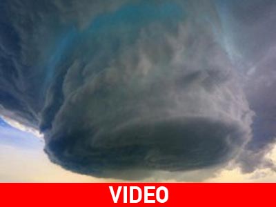 Μια τρομερή καταιγίδα σε εξέλιξη στο φακό