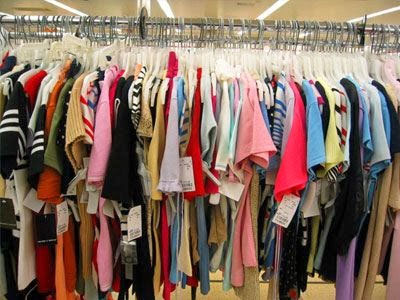 Λάρισα: 21χρονη έκοβε με πένσα τα αντικλεπτικά των ρούχων!