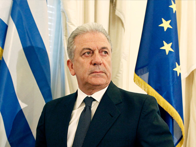 Ο Αβραμόπουλος θα εκπροσωπήσει την κυβέρνηση στην κηδεία του Σαρόν