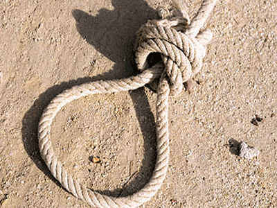 Άνοιξε την πόρτα και είδε τον άνδρα της κρεμασμένο