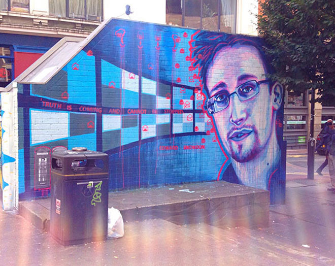  Η εικόνα του σνόουντεν υποδέχεται τους επισκέπτες στο ανοικτό μουσείο «Αdobe of Chaos», κοντά στη Λυών της Γαλλίας. 