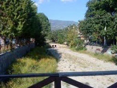 Αυτοκίνητο έπεσε μέσα στον Κραυσίδωνα στο Βόλο