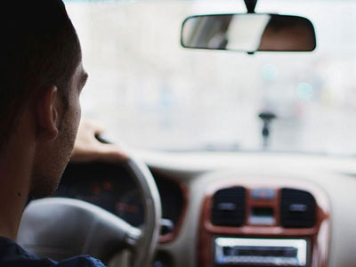 Οι νέοι άνδρες κινδυνεύουν περισσότερο να τραυματιστούν σε τροχαίο Οι νέοι άνδρες κινδυνεύουν περισσότερο να τραυματιστούν σε τροχαίο