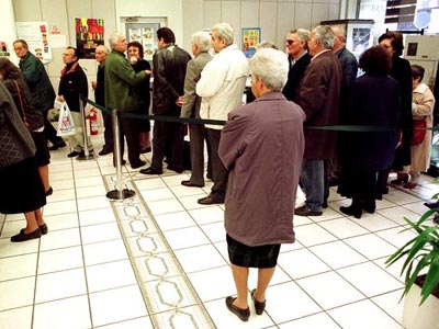 Ουρές ταλαιπωρίας για τις συντάξεις στις τράπεζες
