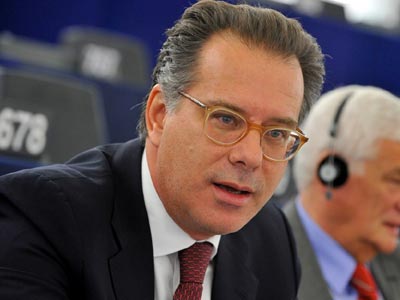 Κουμουτσάκος: «Η βία και η τρομοκρατία δεν θα περάσουν»