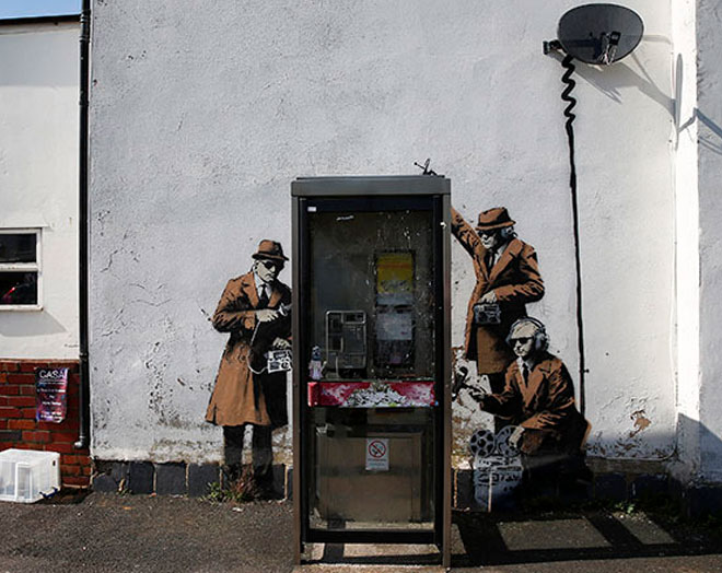 «Η αλήθεια δεν μπορεί να σταματήσει», λέγεται το έργο της βρετανίδας καλλιτέχνιδας Sarah Lynn Mayhew (αλλιώς γνωστής ως SLM) που κοσμεί το βόρειο τοίχο στο σταθμό του Μάντσεστερ. 