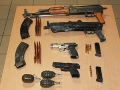 Δύο συλλήψεις για κατοχή καλάσνικοφ