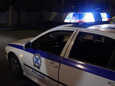 Εισέβαλαν στο σπίτι ηλικιωμένου με τσεκούρι, πιστόλι και γκλοπ