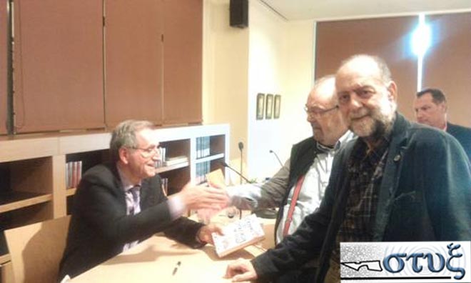 Ο Πάνος Σόμπολος, υπογράφει το βιβλίο του για τον Δημήτρη Τσαλαπάτη, μετά τον Κ. Μπετινάκη. (Και οι τρείς είχαν διατελέσει στην διοίκηση της ΕΣΗΕΑ, ως πρόεδρος αντιπρόεδρος και γγ).
