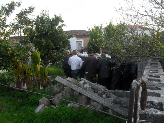 Φωτογραφία έξω από το σπίτι του