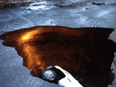 Άνοιξε η Γη (κυριολεκτικά) και την κατάπιε με το αυτοκίνητό της