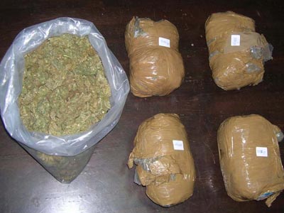 Τους έπιασαν με ένα κιλό χασίς