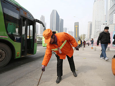 Ζάμπλουτη εργάζεται ως… καθαρίστρια