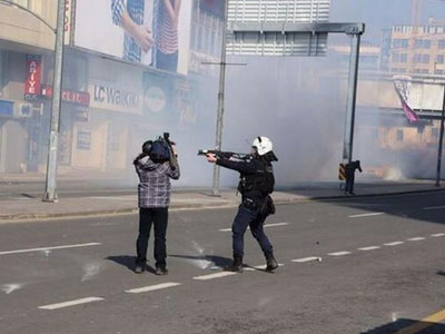Τουρκία: Αστυνομικός απειλεί εικονολήπτη