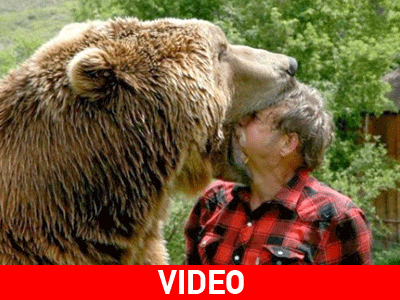 Αρκούδα… παίζει με τον εκπαιδευτή της!