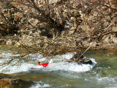 Άγραφα: Έπεσε στον ποταμό Ταυρωπό με τη μηχανή του