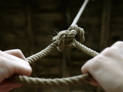 Τη βρήκε κρεμασμένη ο γιος της