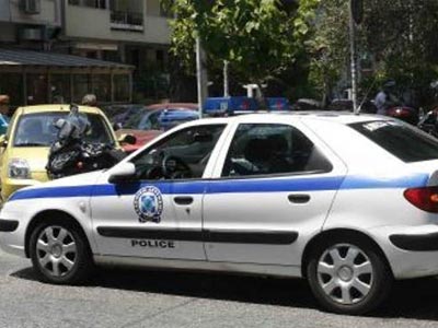 Άνοιξαν τις πόρτες και την λήστεψαν στο φανάρι